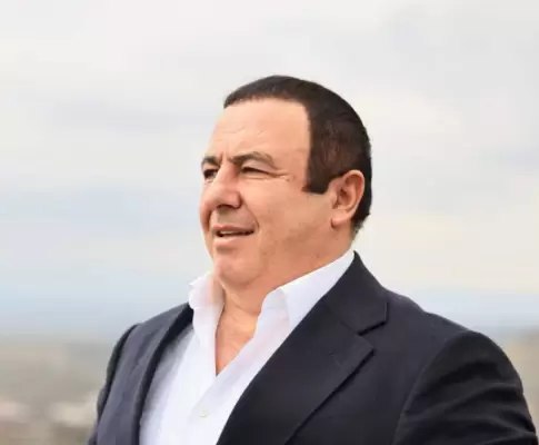 Гагик Царукян, лидер партии «Процветающая Армения», выступает на трибуне