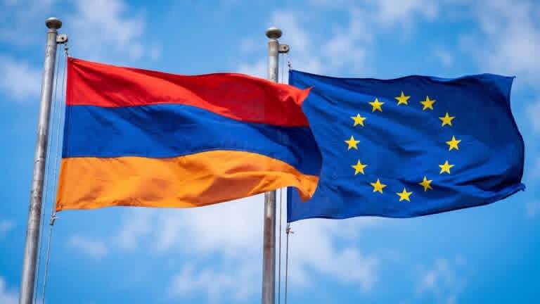 Флаг ЕС и Армении, символизирующие сотрудничество и финансовую помощь