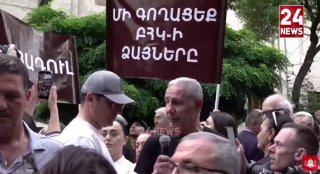 Боксер Акопкохян в майке с Путиным на митинге у ЦИК Армении