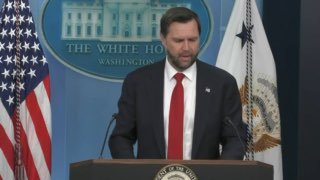 Джей Ди Вэнс выступает на предвыборном мероприятии в США