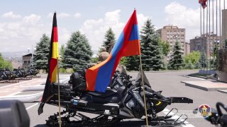 Передача 16 снегоходов Германией Армении для высокогорных условий