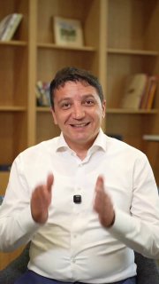 Министр финансов Армении Ваге Ованнисян выступает с отчетом об экономических показателях