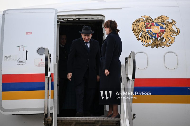 Премьер-министр Армении Никол Пашинян на фоне самолета перед визитом в Россию
