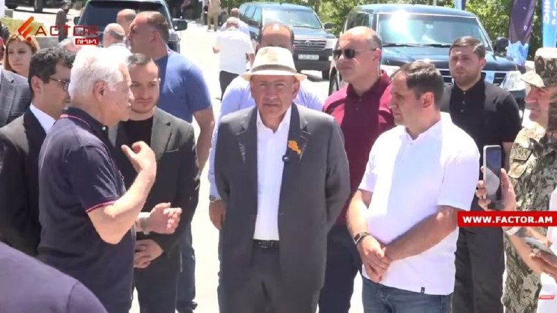 Никол Пашинян осматривает экспозицию на выставке военной промышленности в СКК им. Карена Демирчяна в Ереване