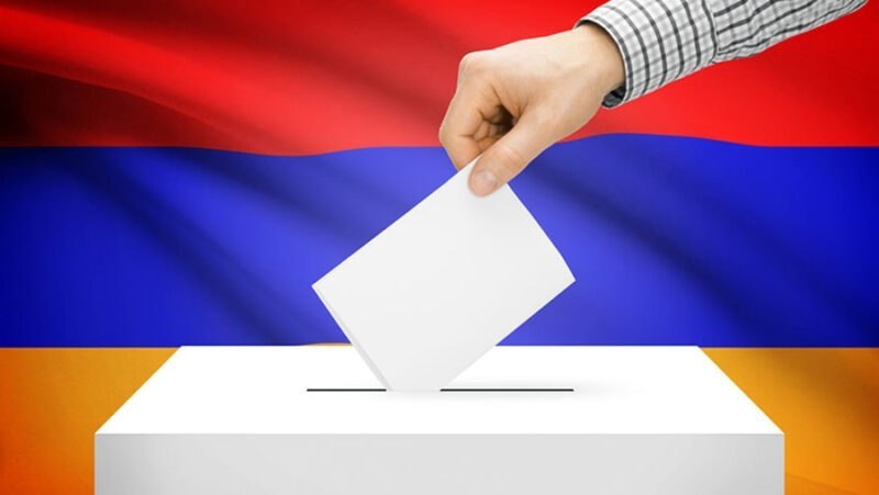 Избирательный бюллетень и ручка на столе для голосования в Армении