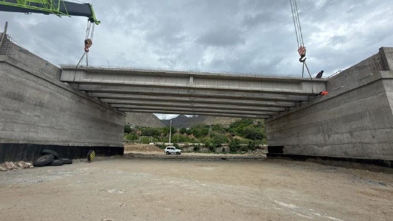 Установка балок мостов на 32-километровом участке дороги Каджаран-Агарак в Армении