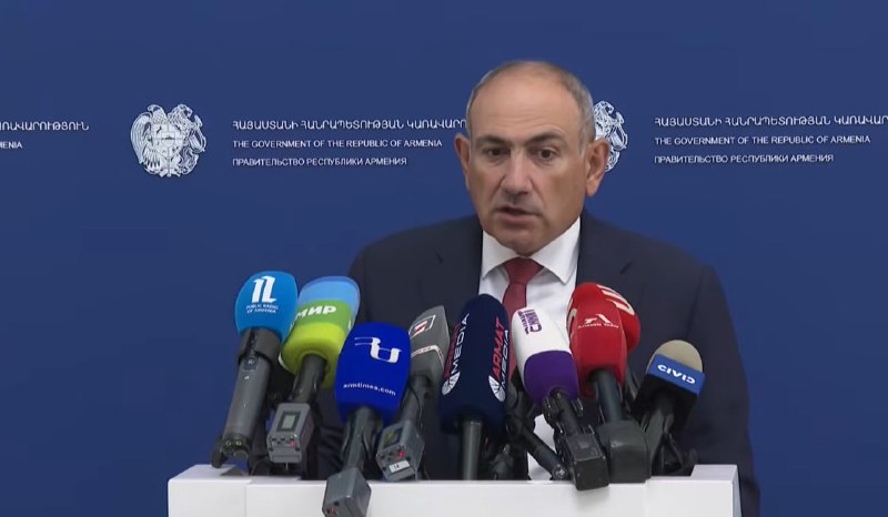 Никол Пашинян на правительственном брифинге в Армении