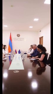 Министр юстиции Армении Србуи Галян и посол ЕС Василис Марагос на встрече в Ереване