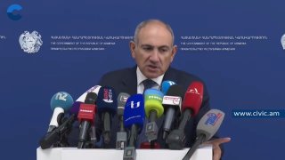 Гагик Царукян, лидер партии «Процветающая Армения», на фоне здания парламента