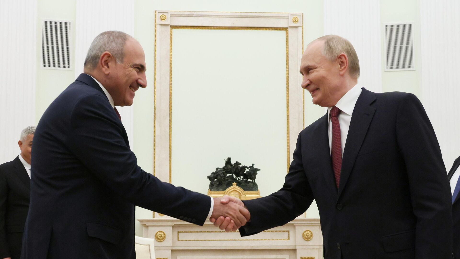 Премьер-министр Армении Никол Пашинян и президент России Владимир Путин на встрече