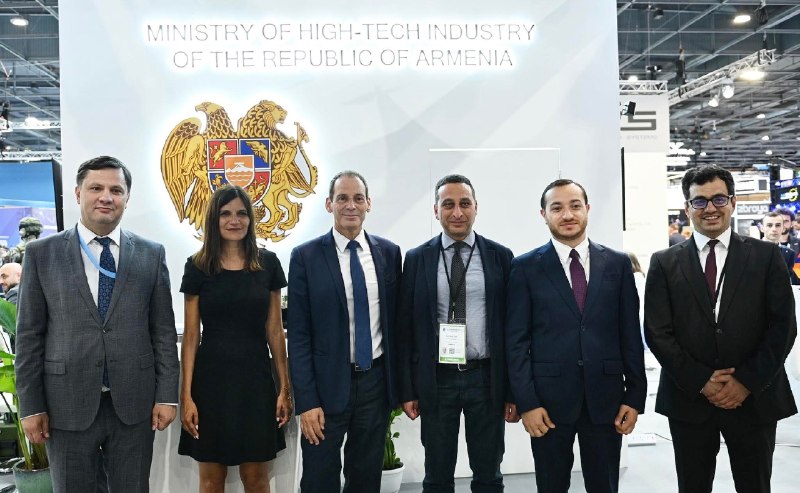 Логотипы Thales и BooTech на фоне флагов Армении и Франции