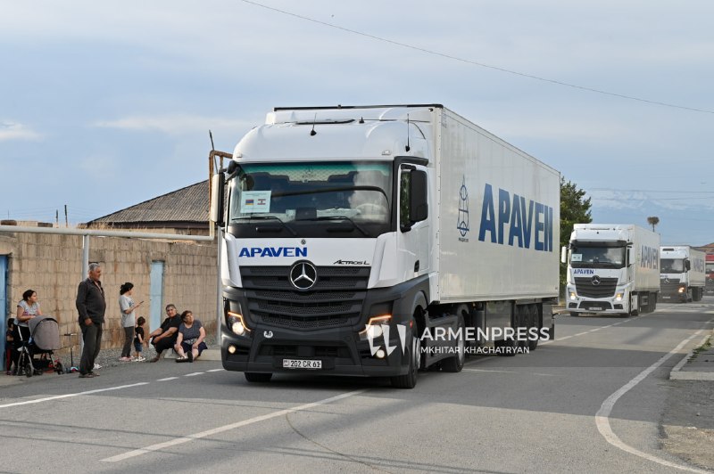 Грузовики с гуманитарной помощью Армении на пропускном пункте Маргара на границе с Турцией