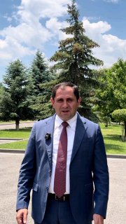 Министр обороны Армении Сурен Папикян выступает с заявлением