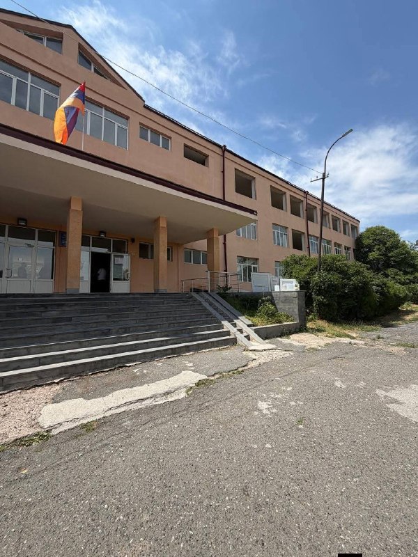 Директор ФТРА Саргис Багинян на стройплощадке реконструируемой школы в Арагацотнской области