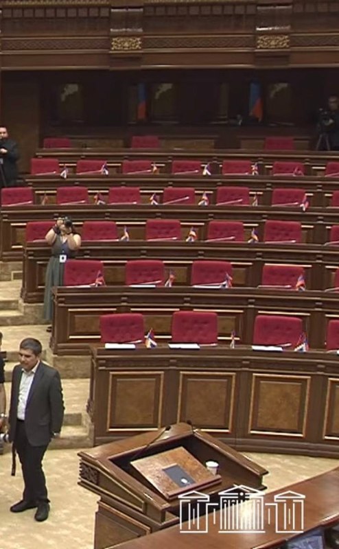 Зал заседаний парламента Армении, пустые места оппозиции