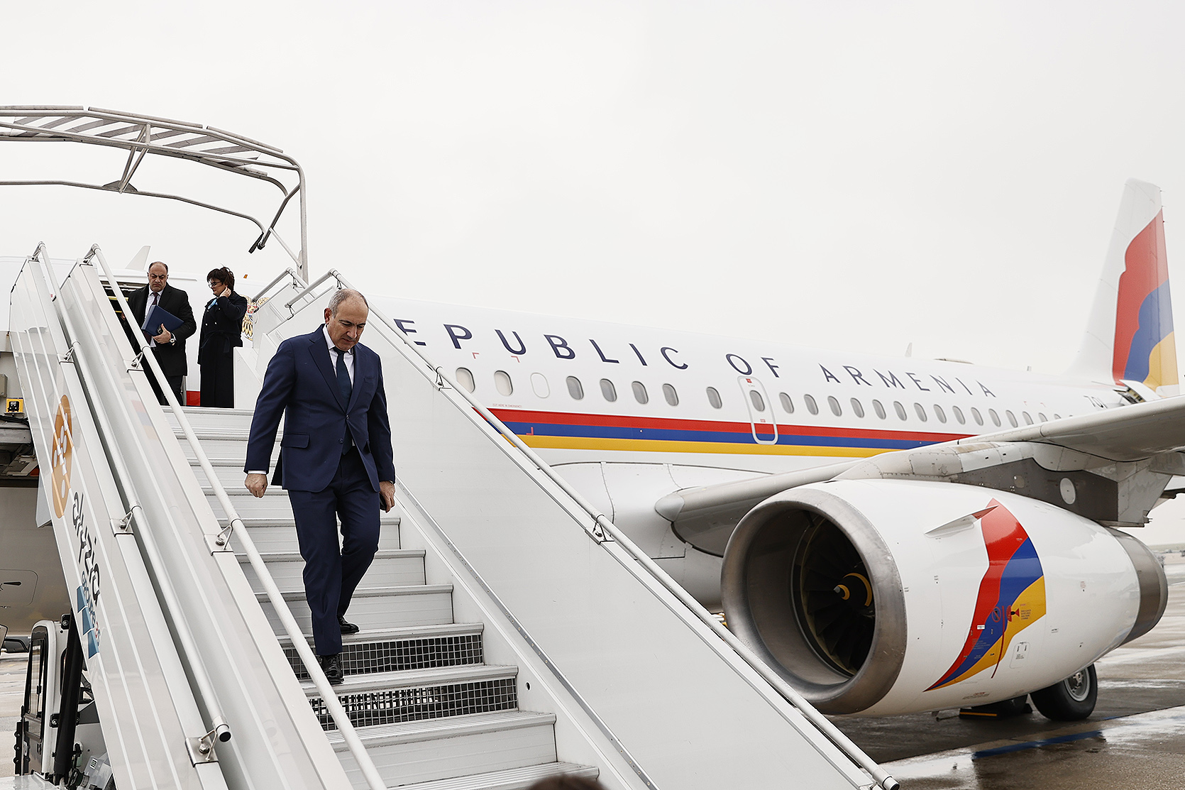 Никол Пашинян в аэропорту перед вылетом в Россию