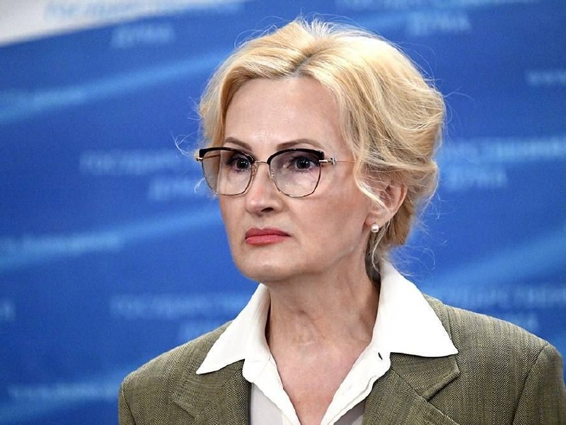Ирина Яровая выступает в Госдуме на фоне российского флага