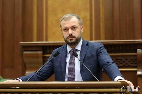 Геворг Папоян, министр экономики Армении, выступает с заявлением