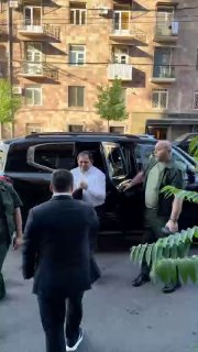 Сурен Папикян на встрече с молодёжной организацией партии «Гражданский договор» в Ереване