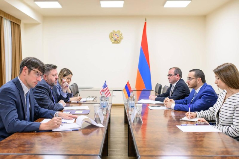 Мхитар Айрапетян и Дэвид Аллен на встрече в Ереване