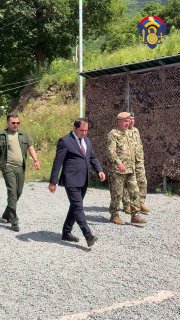 Министр обороны Армении Сурен Папикян общается с участниками учебных сборов