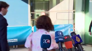 Кая Каллас выступает на пресс-конференции, обсуждая поддержку Армении