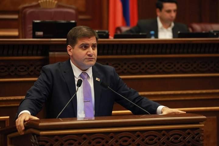 Логотип партии «Во имя Республики» на фоне Конституционного суда Армении