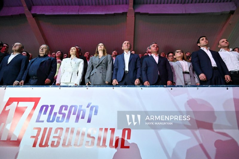 Заседание парламента Армении, политики обсуждают мандаты