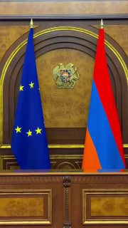Никол Пашинян и Урсула фон дер Ляйен за столом переговоров в правительстве Армении