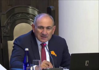 Премьер-министр Армении Никол Пашинян выступает с заявлением об экономике