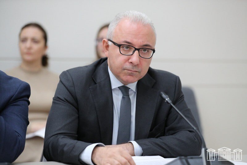 Заместитель министра иностранных дел Армении Мнацакан Сафарян выступает перед журналистами в парламенте
