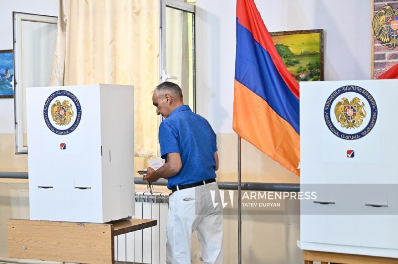 Здание Европейского союза в Брюсселе, флаги ЕС и Армении