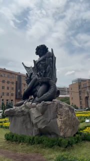 Памятник Ваагну-Драконоборцу у мэрии Еревана