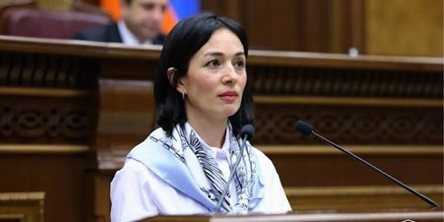 Министр образования Армении Жанна Андреасян на пресс-конференции