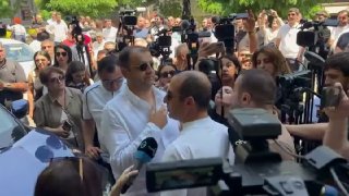 Логотип партии «Процветающая Армения» на фоне избирательного участка