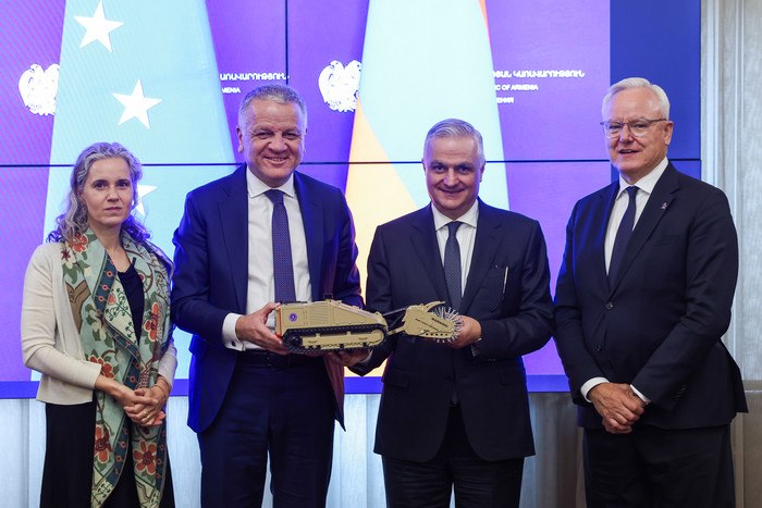 Церемония передачи машины разминирования ЕС Армении в Ереване