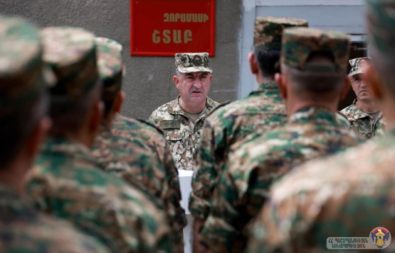 Эдуард Асрян на церемонии передачи боевого знамени спецсоединению ВС Армении