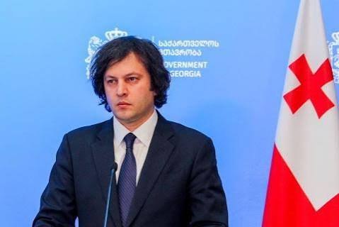 Железнодорожная линия, символизирующая проект Баку-Тбилиси-Карс, с акцентом на потенциальное подключение Армении через