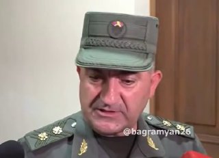 Эдвард Асрян выступает с заявлением о военных сборах для граждан Армении