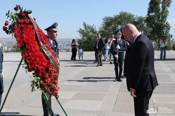 Министр внутренних дел Грузии посещает мемориальный комплекс Цицернакаберд в Ереване