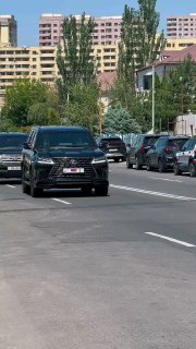 Премьер-министр Армении в Ботаническом саду на фоне работ по созданию «Парка жизни»