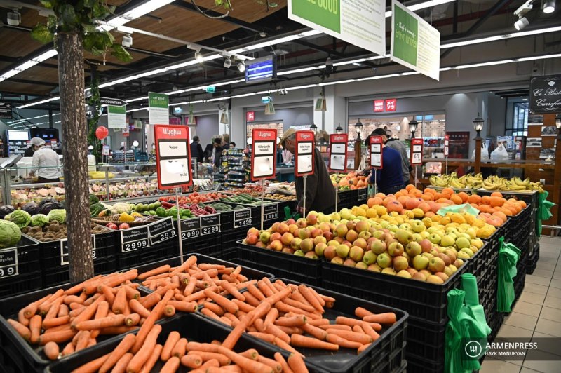 Свежие овощи и бахчевые культуры на рынке в Армении