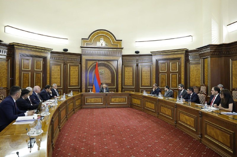 Премьер-министр Армении Никол Пашинян на совещании по строительству дата-центра Firebird