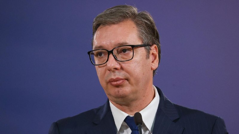 Президент Сербии Александр Вучич выступает с заявлением об отставке