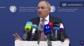 Премьер-министр Армении Никол Пашинян выступает с заявлением о мирных проектах с Азербайджаном