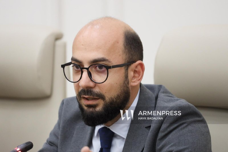 Артур Ованнисян, секретарь фракции ГД, на брифинге в парламенте Армении