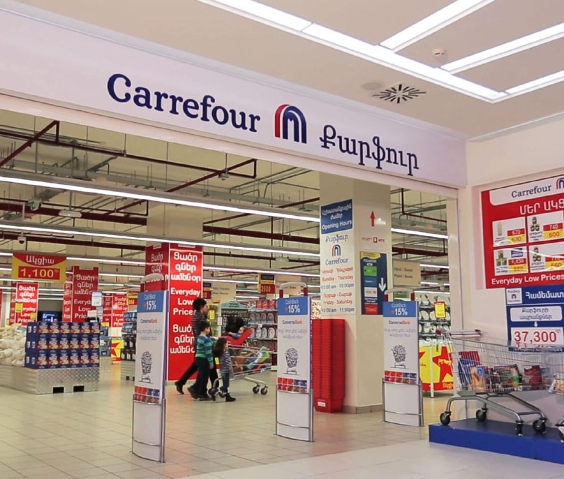 Проверка в торговом зале Carrefour в Ереване, сотрудники изучают товары