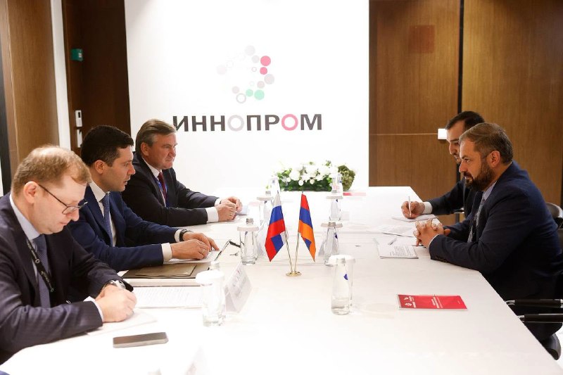 Встреча министра экономики Армении Геворга Папояна с министром промышленности и торговли РФ Антоном Алихановым в Москве