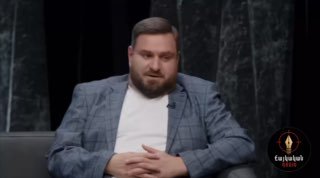 Пророссийский блогер Микаэль Бадалян на фоне самолета