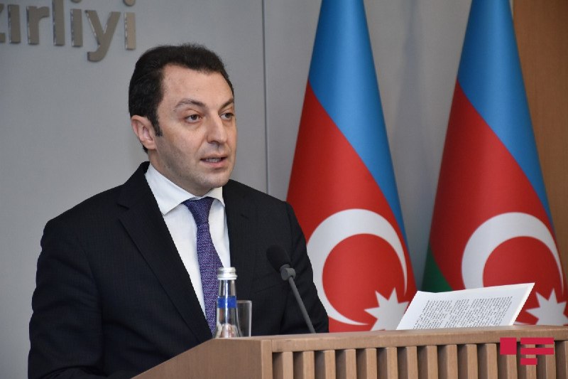 Флаг Армении и Азербайджана на фоне карты региона